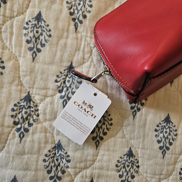 Coach x Snoopy Peanuts Classic Red Leather Cosmetic Bag Limited Edition NWT - Picture 11 of 11